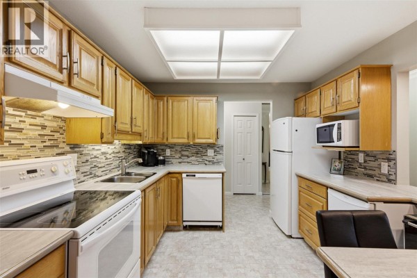 Laundry room - 945 Lawrence Avenue Unit# 207, Kelowna, BC V1Y2B3 Photo 4