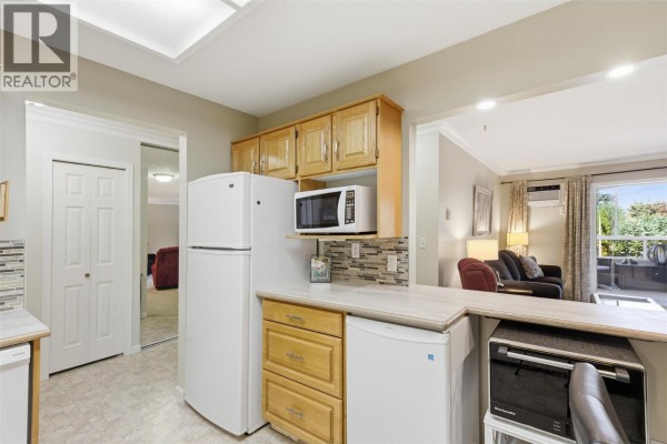 Dining room - 945 Lawrence Avenue Unit# 207, Kelowna, BC V1Y2B3 Photo 5