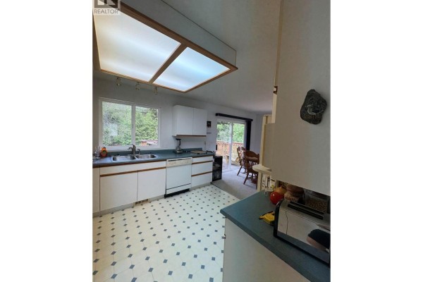 4pc Bathroom - 945 Pine Crescent, Genelle, BC V0G1G0 Photo 5