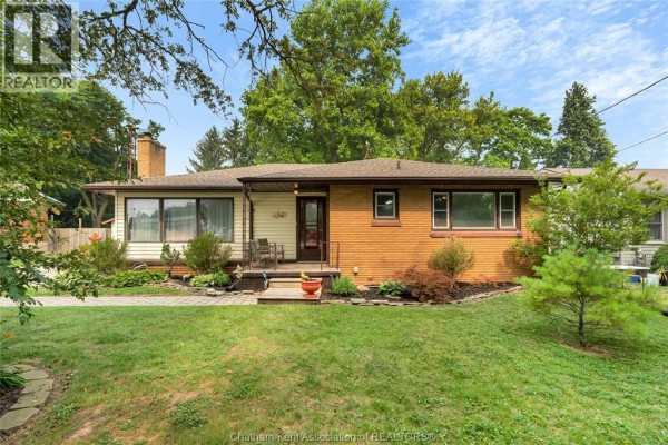 Kitchen - 9467 Longwoods Road, Chatham Township, ON N7M5J7 Photo 5
