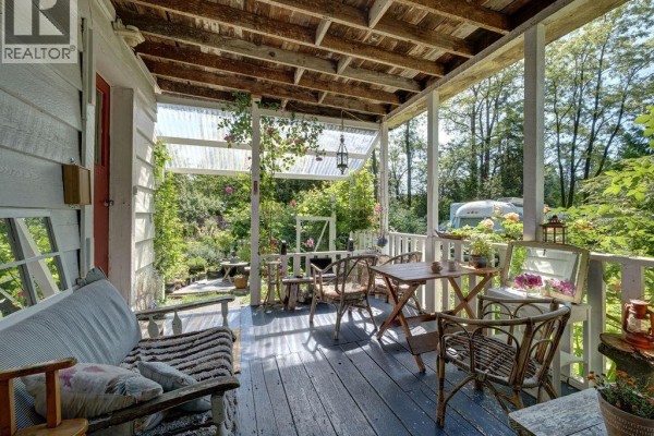 947 North Road, Gibsons, BC V0N1V7 Photo 4