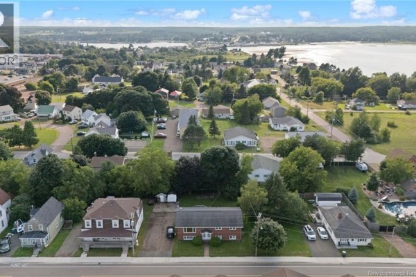 Living room - 95-97 Pleasant Street, Shediac, NB E4P2L6 Photo 4