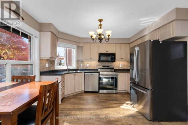 Kitchen - 95 Madelaine Drive, Barrie, ON L4N9T2 Photo 5