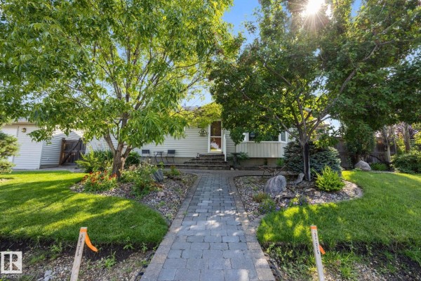 Primary Bedroom - 9503 54 St Nw, Edmonton, AB T6B1H4 Photo 4