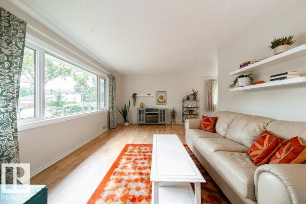 Family room - 9512 76 St Nw, Edmonton, AB T6C2K9 Photo 4