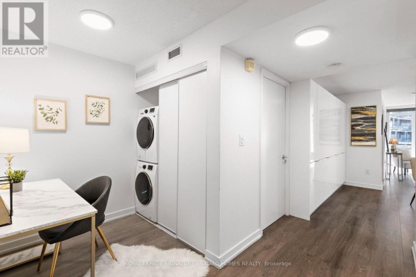 Living room - 952 - 10 Capreol Court, Toronto, ON M5V4B3 Photo 3