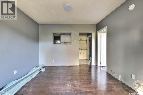 Enclosed porch - 952 Robinson Street, Regina, SK S4T2M5 Photo 5