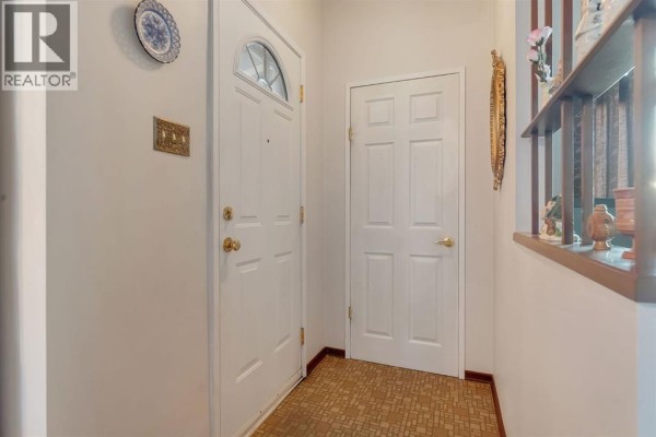 5pc Bathroom - 9524 3 Street Se, Calgary, AB T2J0W8 Photo 5