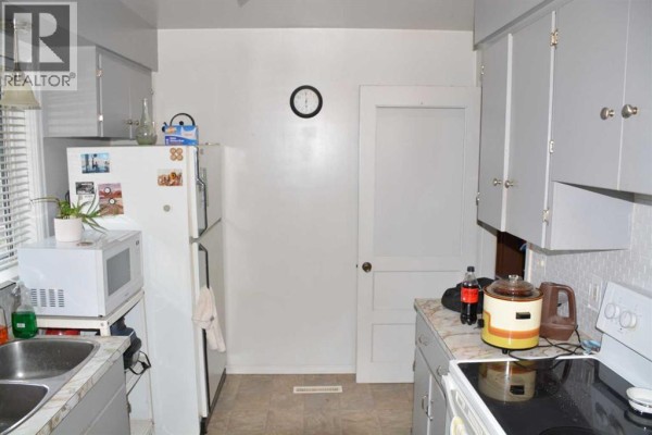 3pc Bathroom - 9526 86 Avenue, Peace River, AB T8S1G5 Photo 4