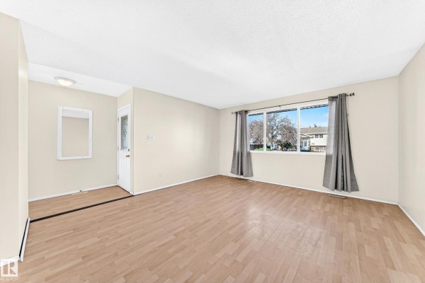 Kitchen - 9527 139 Av Nw, Edmonton, AB T5E5Z7 Photo 3