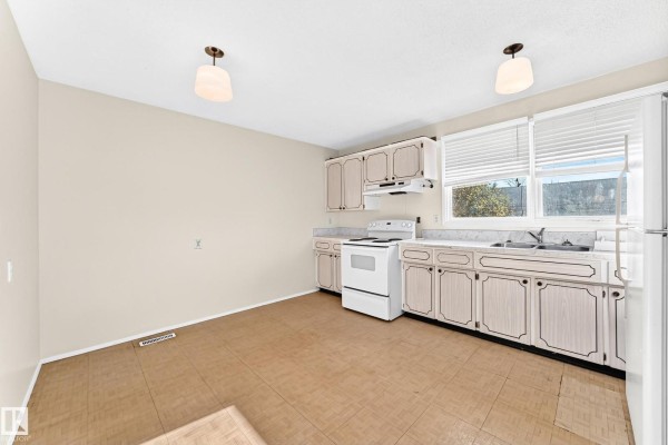 Primary Bedroom - 9527 139 Av Nw, Edmonton, AB T5E5Z7 Photo 4