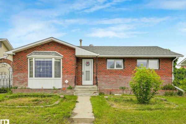 Kitchen - 9528 151 Av Nw, Edmonton, AB T5E2R3 Photo 2