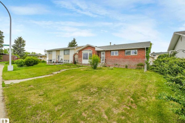Primary Bedroom - 9528 151 Av Nw, Edmonton, AB T5E2R3 Photo 3