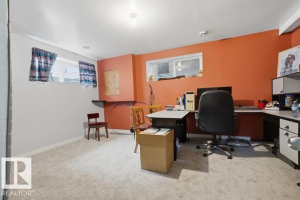 Primary Bedroom - 9530 122 Av Nw, Edmonton, AB T5G0T6 Photo 4