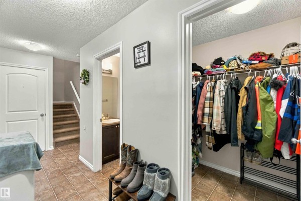 Family room - 9531 Simpson Co Nw, Edmonton, AB T6R0T8 Photo 4