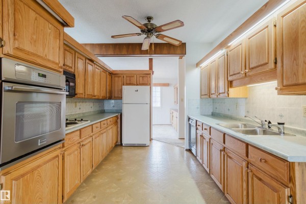 Kitchen - 9536 151 Av Nw, Edmonton, AB T5E2R3 Photo 3