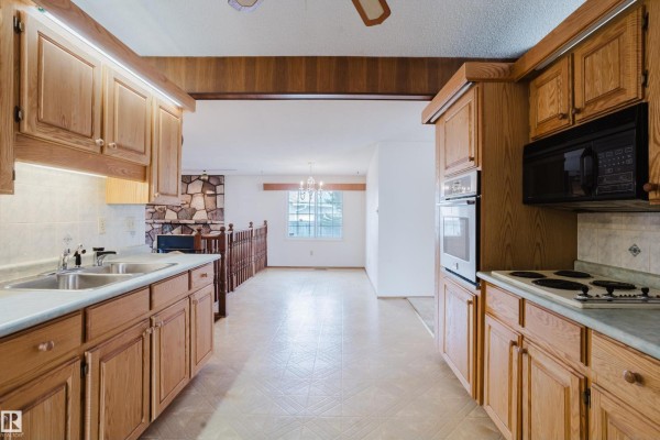 Family room - 9536 151 Av Nw, Edmonton, AB T5E2R3 Photo 4