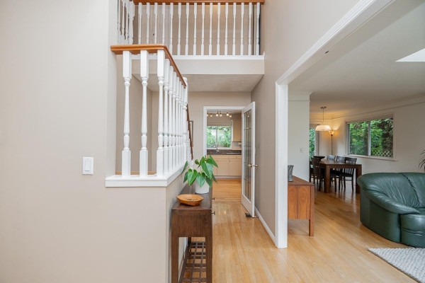 954 160b Street, Surrey, BC V4A9A7 Photo 5