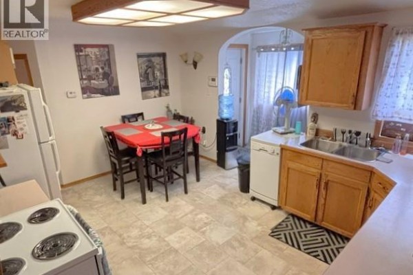 Living room - 954 Brown Street, Moose Jaw, SK S6H2Z2 Photo 5