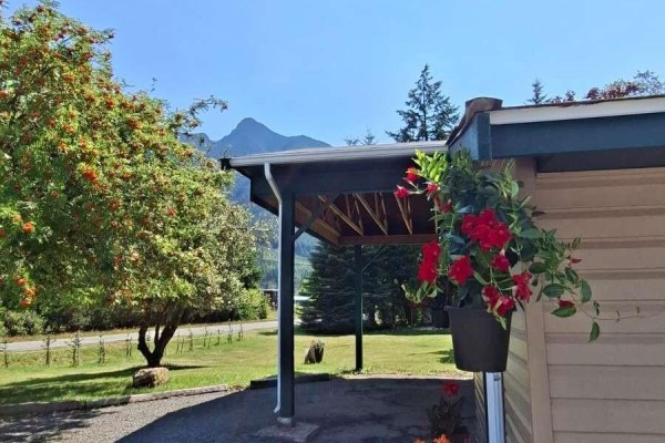 Primary Bedroom - 955 Despins Rd, Sayward, BC V0P1R0 Photo 3
