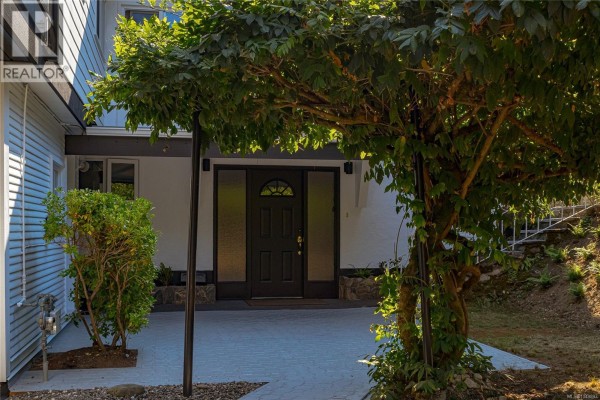 Entrance - 955 Doumac Ave, Saanich, BC V8Y1M5 Photo 5