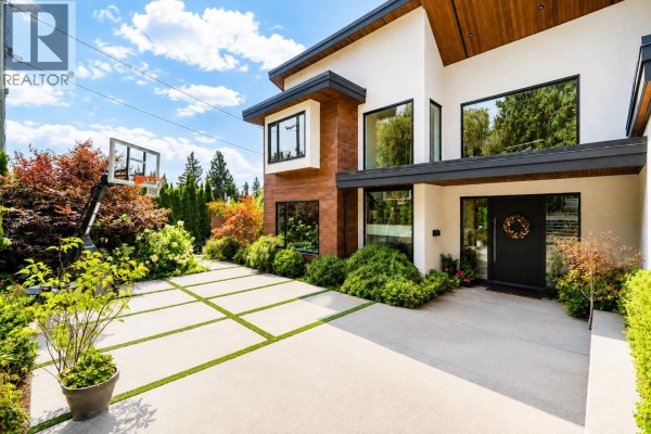 955 Forest Hills Drive, North Vancouver, BC V7R1N4 Photo 3