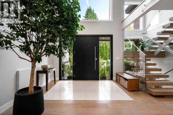 955 Forest Hills Drive, North Vancouver, BC V7R1N4 Photo 4