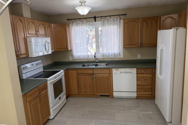 Dining room - 9561a 180a St Nw, Edmonton, AB T5T2Z4 Photo 2