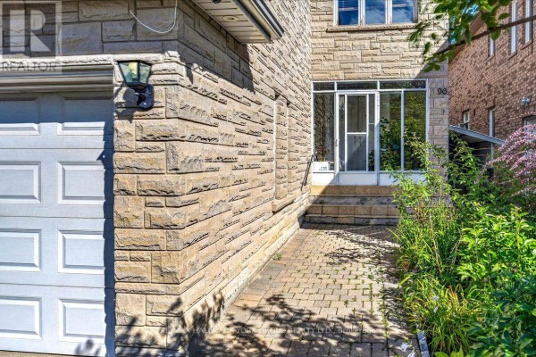 96 Townsgate Drive, Vaughan, ON L4J8A4 Photo 3