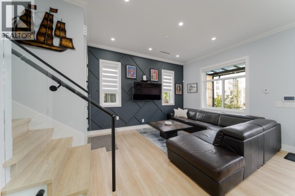 960 Renfrew Street, Vancouver, BC V5K4B8 Photo 2