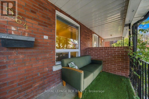 Kitchen - 964 Shaw Street, Toronto, ON M6G3M7 Photo 3