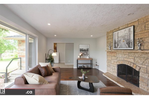 Family room - 9657 68a St Nw, Edmonton, AB T6B1V3 Photo 4