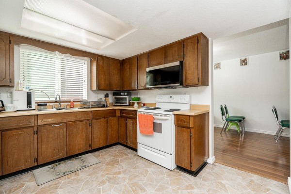9667 155 Street, Surrey, BC V3R7Y9 Photo 5