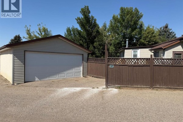 Kitchen - 97 Greenview Close N, Lethbridge, AB T1H4K8 Photo 3