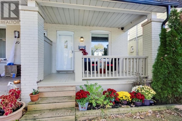 Living room - 97 Oakcrest Avenue, Toronto, ON M4C1B4 Photo 2