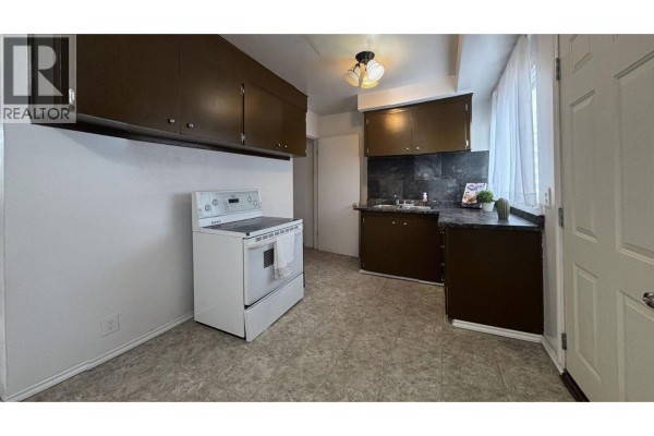 9704 108 Avenue, Fort St  John, BC V1J2R2 Photo 4