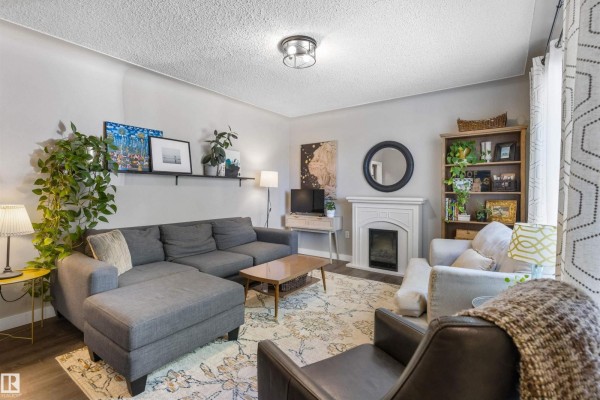 Family room - 9715 71 Av Nw, Edmonton, AB T6E0W5 Photo 4