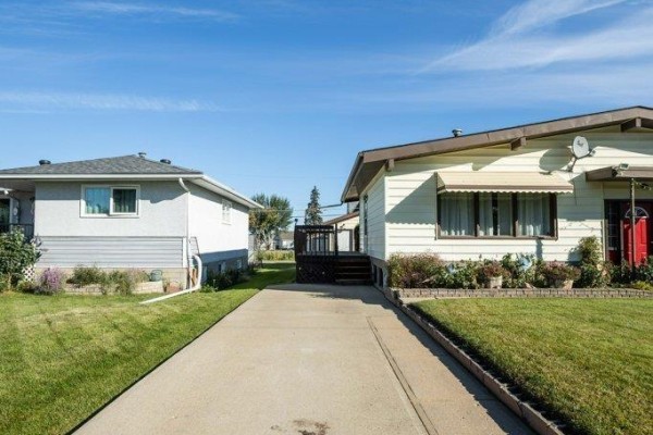 Primary Bedroom - 9716 99 St, Westlock, AB T7P1Y4 Photo 5