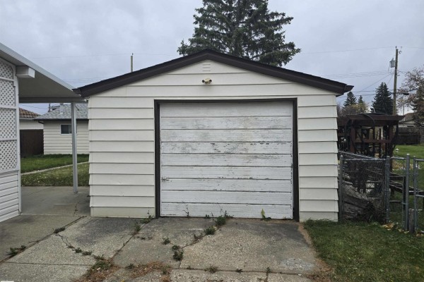 Family room - 9717 162 St Nw, Edmonton, AB T5P3L1 Photo 3