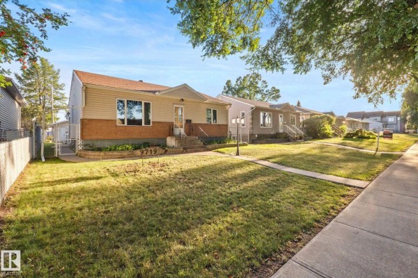 Family room - 9719 65 Av Nw, Edmonton, AB T6E0K5 Photo 4