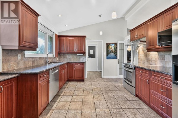 Kitchen - 974 Owenwood Drive, Mississauga, ON L5H3J2 Photo 3