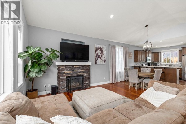 Living room - 9741 Crimson Road, Lake Country, BC V4V2S1 Photo 5