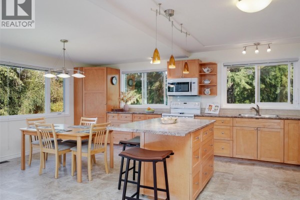 Kitchen - 9743 Ardmore Dr, North Saanich, BC V8L5H5 Photo 3