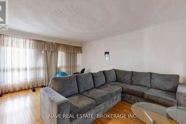 9747 Bathurst Street, Richmond Hill, ON L4C3X5 Photo 5