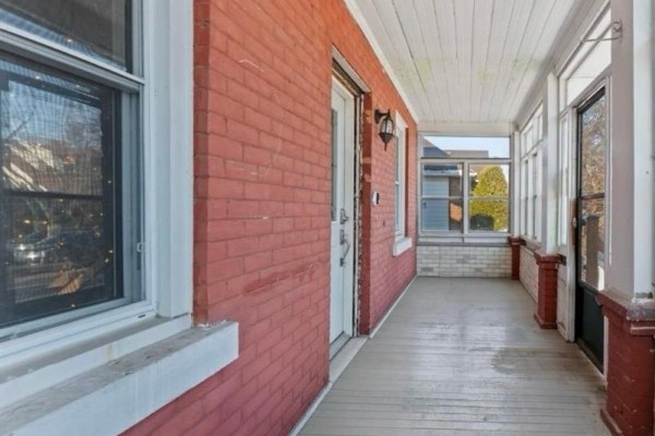 Enclosed porch with wooden flooring and large windows - 977 Gladstone, Windsor