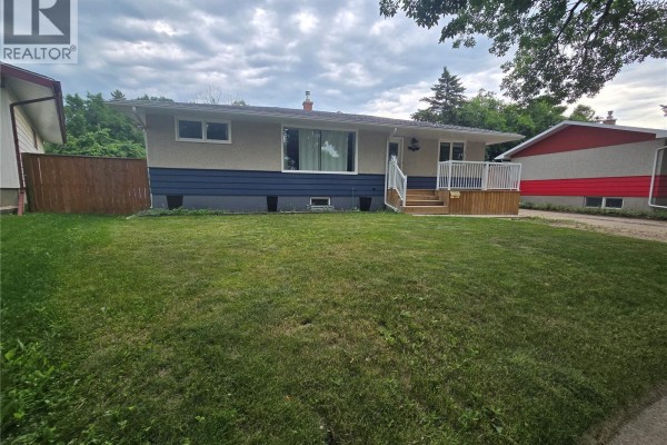 98 13th Street, Weyburn, SK, photo 2