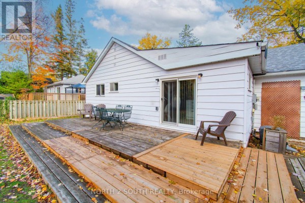 Living room - 98 33rd Street N, Wasaga Beach, ON L9Z2B9 Photo 3