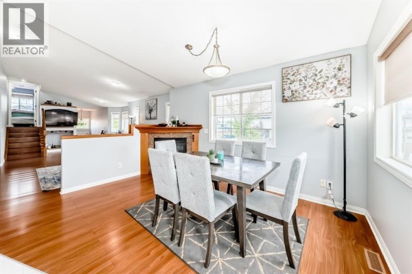 Eat in kitchen - 98 Canoe Square Sw, Airdrie, AB T4B2N5 Photo 4