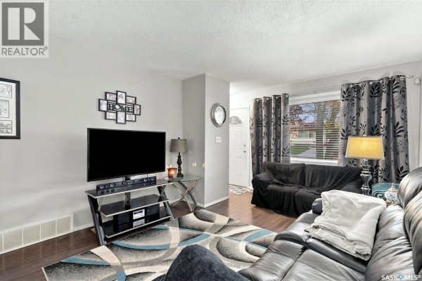Bedroom - 98 Magee Crescent, Regina, SK S4R6K5 Photo 5