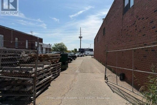 98 Stafford Drive, Brampton, ON L6W1L4 Photo 3